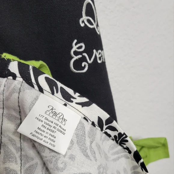 "Queen Of Everything" Kitchen Apron with pockets - Picture 5 of 5